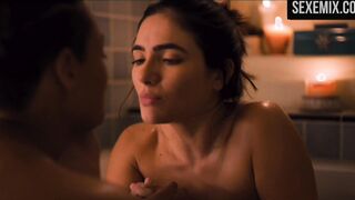 Rosanny Zayas, Arienne Mandi fanno il bagno in bagno - The L Word: Generazione Q