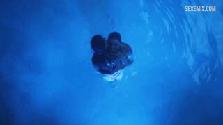 Scène de piscine érotique. Scène de sexe du film - Euphoria