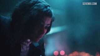 Zendaya Haight, Hunter Schafer su altında öpüşüyor - Euphoria