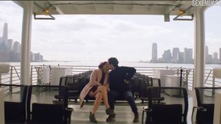 Escena erótica de Elizabeth Lail en el barco, escena en You