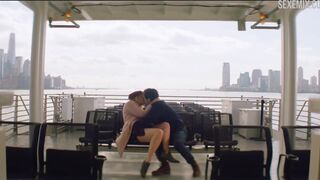 Escena erótica de Elizabeth Lail en el barco, escena en You