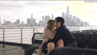 Scena erotica di Elizabeth Lail sulla nave, scena in You