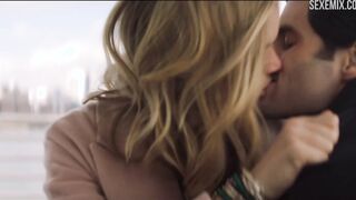 Scena erotica di Elizabeth Lail sulla nave, scena in You