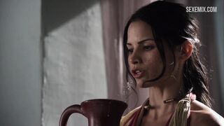 Katrina Law büyük göğüsleri ve amını gösteriyor, Spartacus sahnesinde