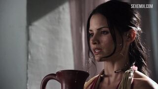 Katrina Law büyük göğüsleri ve amını gösteriyor, Spartacus sahnesinde