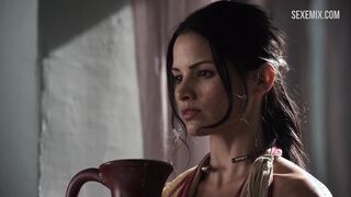 Katrina Law büyük göğüsleri ve amını gösteriyor, Spartacus sahnesinde