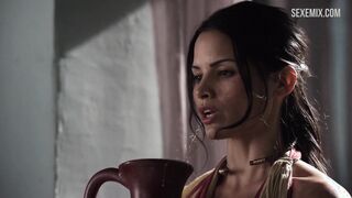 Katrina Law büyük göğüsleri ve amını gösteriyor, Spartacus sahnesinde