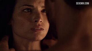 Spartacus'ta Katrina Law Seks Çıplak Göğüslü Seks Sahnesi