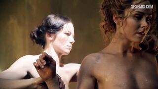 Anna Hutchison nue au bain, scène dans - Spartacus