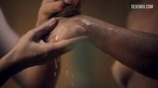 Anna Hutchison nue au bain, scène dans - Spartacus