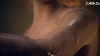 Anna Hutchison nue au bain, scène dans - Spartacus