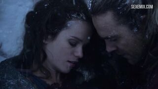 "Sibyl" escena de sexo en la nieve, escena - Spartacus