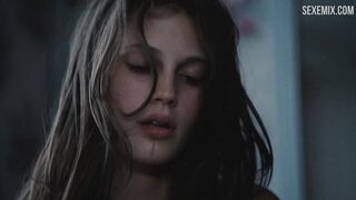 Marine Vacth se lame el dedo durante la escena de sexo - Joven y hermosa