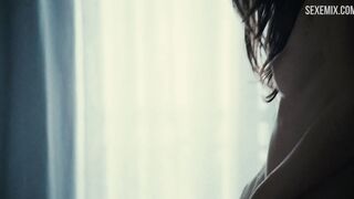 Marine Vacth se lame el dedo durante la escena de sexo - Joven y hermosa