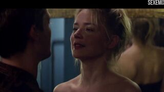 Escena de masturbación de Virginie Efira en el baño en Sibyl