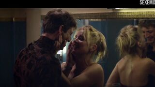 Escena de masturbación de Virginie Efira en el baño en Sibyl