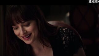 Dakota Johnson bir restoranda külotunu çıkarıyor - Karanlığın Elli Tonu