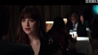 Dakota Johnson bir restoranda külotunu çıkarıyor - Karanlığın Elli Tonu