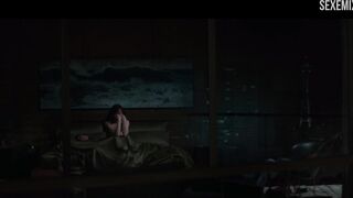 Dakota Johnson desnuda cerca de la ventana, escena - Cincuenta sombras más oscuras