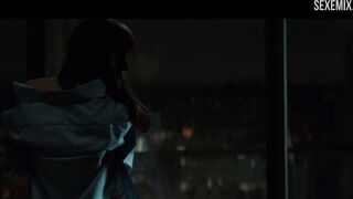 窓の近くの裸のダコタ・ジョンソン、シーン - Fifty Shades Darker