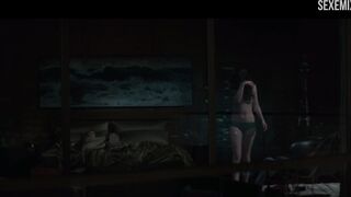 Dakota Johnson desnuda cerca de la ventana, escena - Cincuenta sombras más oscuras