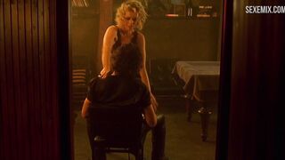 Rebecca Romijn Bailes sexys en escena de bar en - Femme Fatale