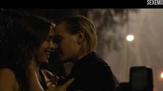 Erika Linder e Natalie Krill si baciano nella scena Below Her Mouth