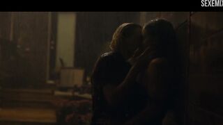 Erika Linder e Natalie Krill si baciano nella scena Below Her Mouth