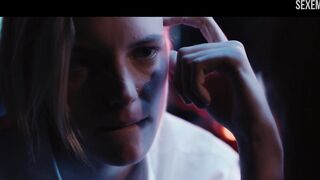 Erika Linder seduce en un bar, escena en Below Her Mouth