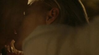 Erika Linder ve Natalie Krill Ağzının Altında'daki ateşli seksi sahne