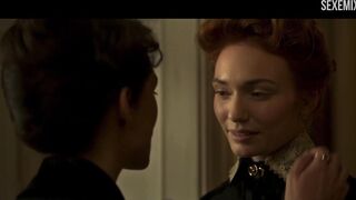 Colette'deki seksi Eleanor Tomlinson öpüşme sahnesi