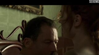 Eleanor Tomlinson scopa nella scena a letto in Colette