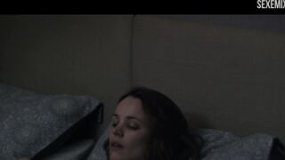 Rachel McAdams baise au lit, scène dans Désobéissance