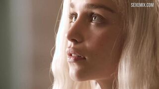 Emilia Clarke nuda entra in una vasca idromassaggio, scena in Il Trono di Spade