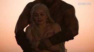 Seios nus de Emilia Clarke, cena de Game of Thrones