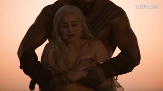 Seios nus de Emilia Clarke, cena de Game of Thrones