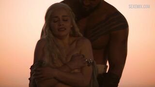 Seios nus de Emilia Clarke, cena de Game of Thrones