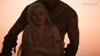 Seios nus de Emilia Clarke, cena de Game of Thrones