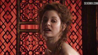 Scène lesbienne de Sahara Knite et Esme Bianco dans Game of Thrones