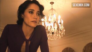 Sandrine Holt (Katherine), L Kelimesi Rachel Shelley'yi (Helena) baştan çıkarıyor