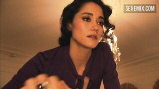 Sandrine Holt (Katherine), L Kelimesi Rachel Shelley'yi (Helena) baştan çıkarıyor