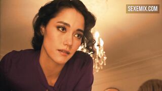 Sandrine Holt (Katherine), L Kelimesi Rachel Shelley'yi (Helena) baştan çıkarıyor