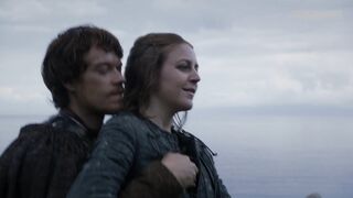 Tocando nos seios de Gemma Whelan, cena em Game of Thrones