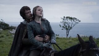 Gemma Whelan'ın göğüslerine dokunmak, Game of Thrones sahnesi