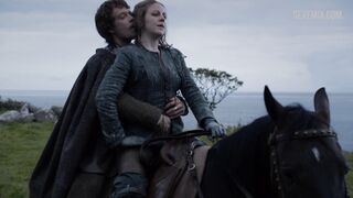 Tocando nos seios de Gemma Whelan, cena em Game of Thrones