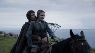 Tocando nos seios de Gemma Whelan, cena em Game of Thrones