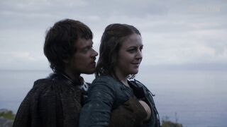 Gemma Whelan'ın göğüslerine dokunmak, Game of Thrones sahnesi