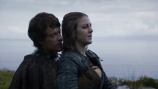 Tocando nos seios de Gemma Whelan, cena em Game of Thrones