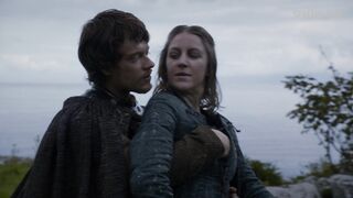 Tocando nos seios de Gemma Whelan, cena em Game of Thrones