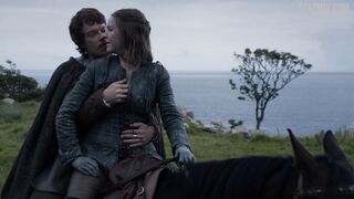 Tocando nos seios de Gemma Whelan, cena em Game of Thrones